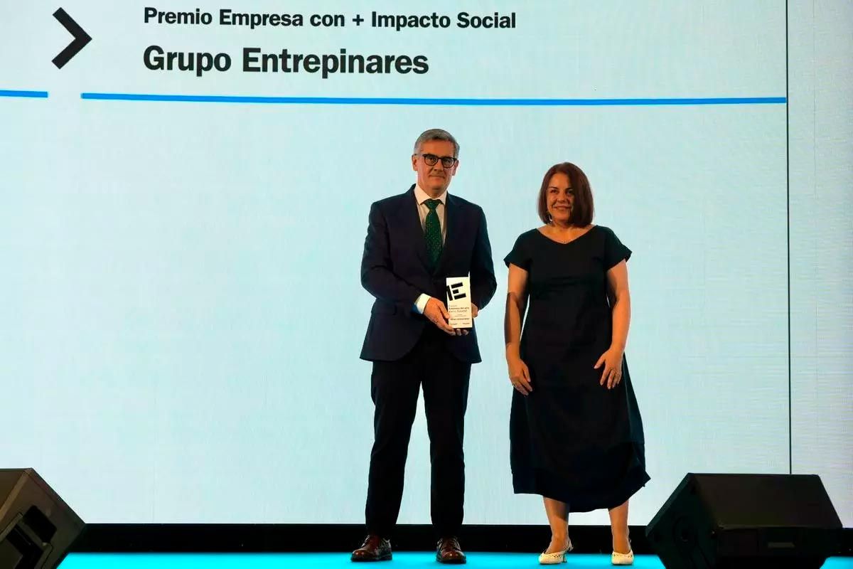 José Manuel García Bejines, CEO de Grupo Entrepinares, recoge el premio de mano de Ángeles Rivero, directora general de Prensa Ibérica en Asturias y Castilla y León / José Luis Fernández