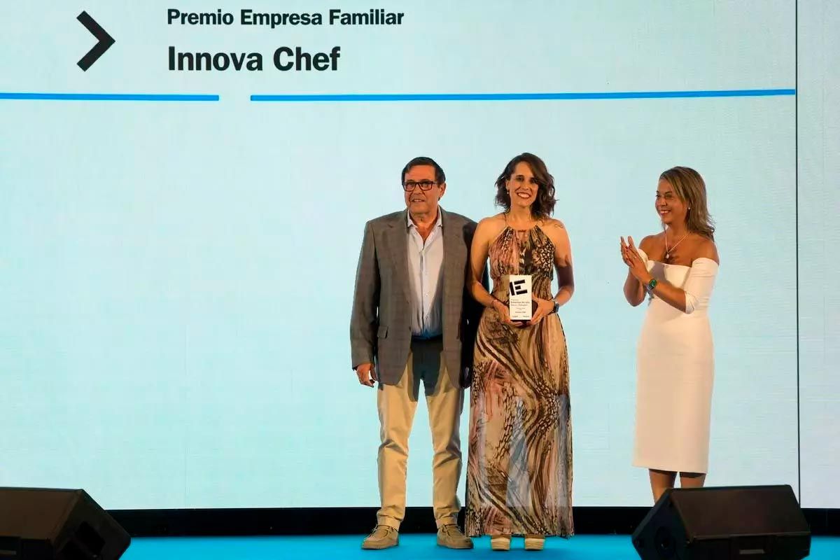 La secretaria general del consejo de Cámaras de Comercio de Castilla y León, Marian Hidalgo, entrega el premio Empresa Familiar a Innova Chef / José Luis Fernández