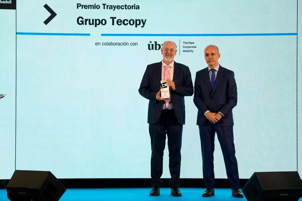 El gerente de La Opinión-El Correo de Zamora entrega el premio Trayectoria Empresarial a Tecopy a Roberto García García, consejero delegado del grupo / José Luis Fernández